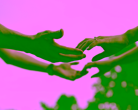Photo de deux personnes se tenant les mains