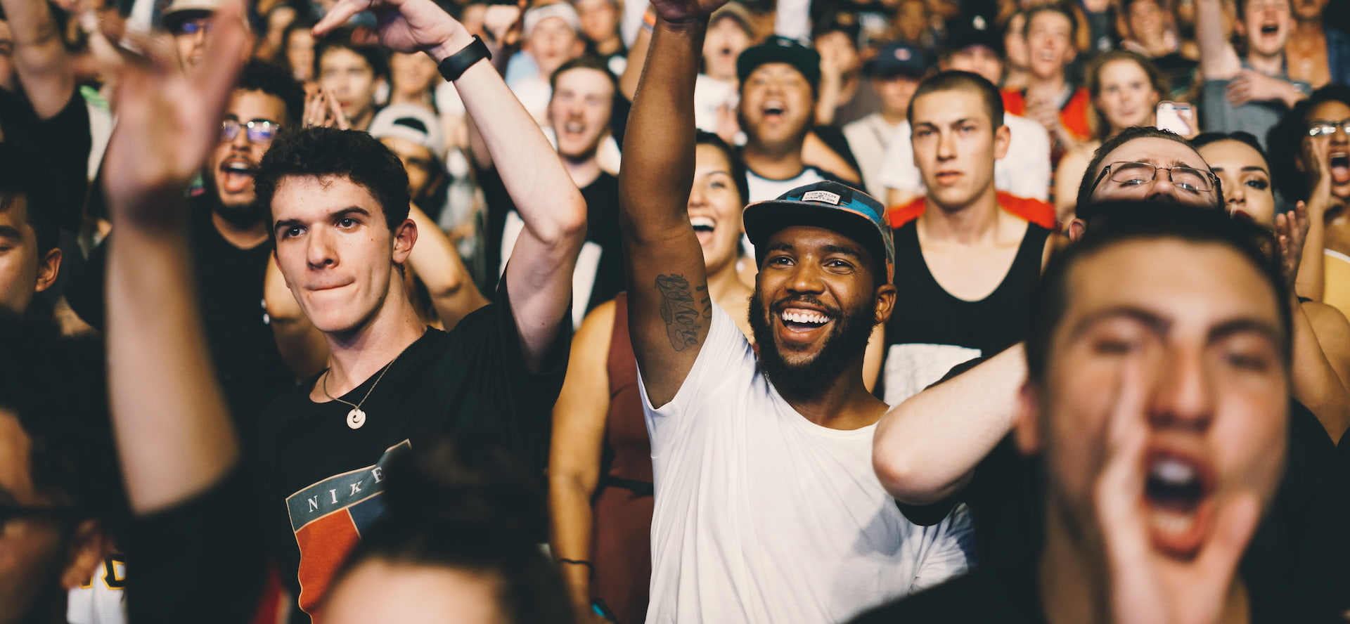 Photo de personnes enthousiastes à un concert