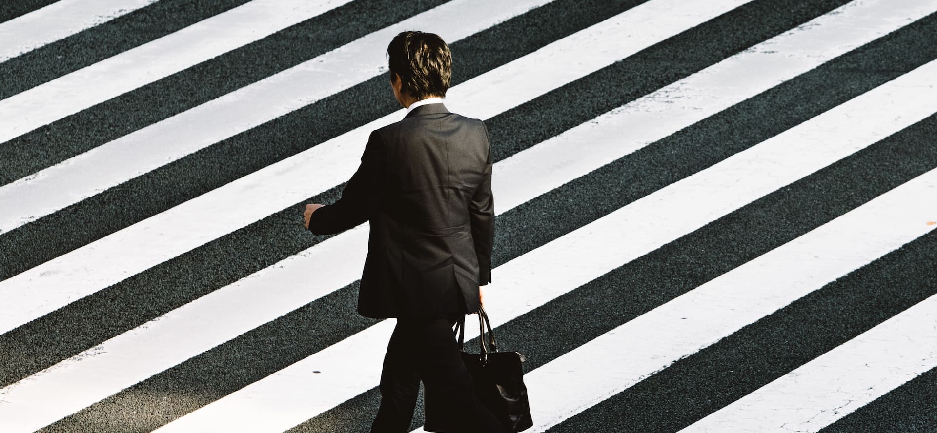 Photo d'un homme d'affaire traversant un passage piéton